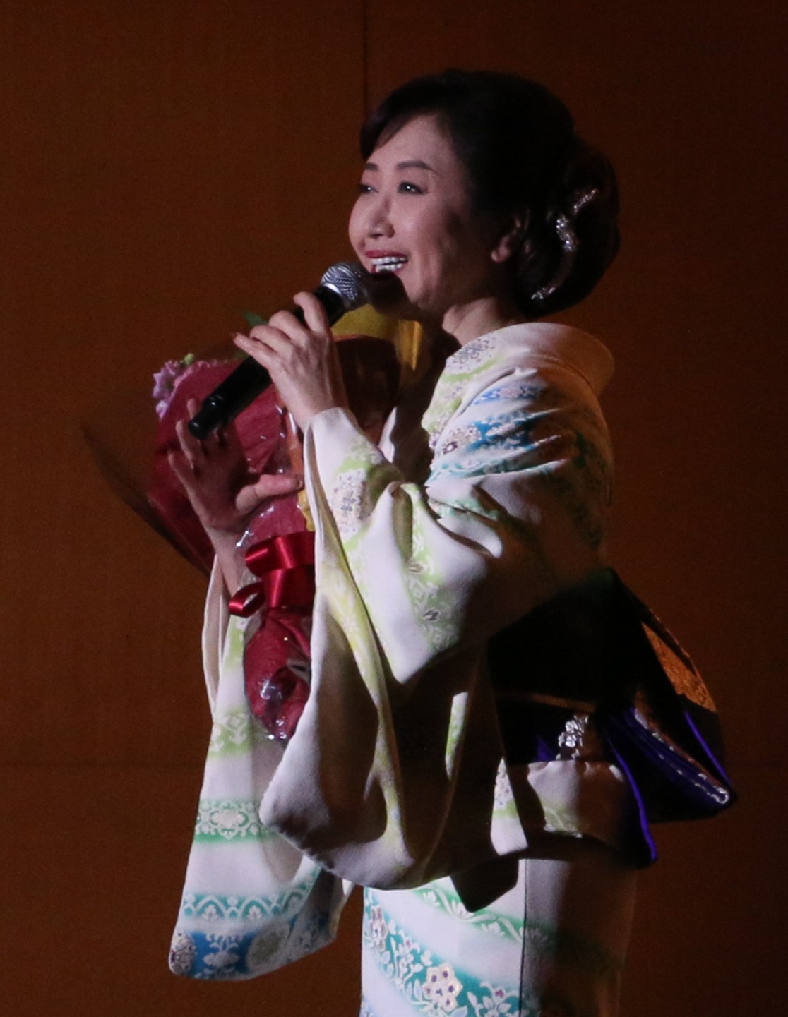伍代夏子さん歌声で魅了 刈羽村で12年ぶりコンサート | 柏崎日報社