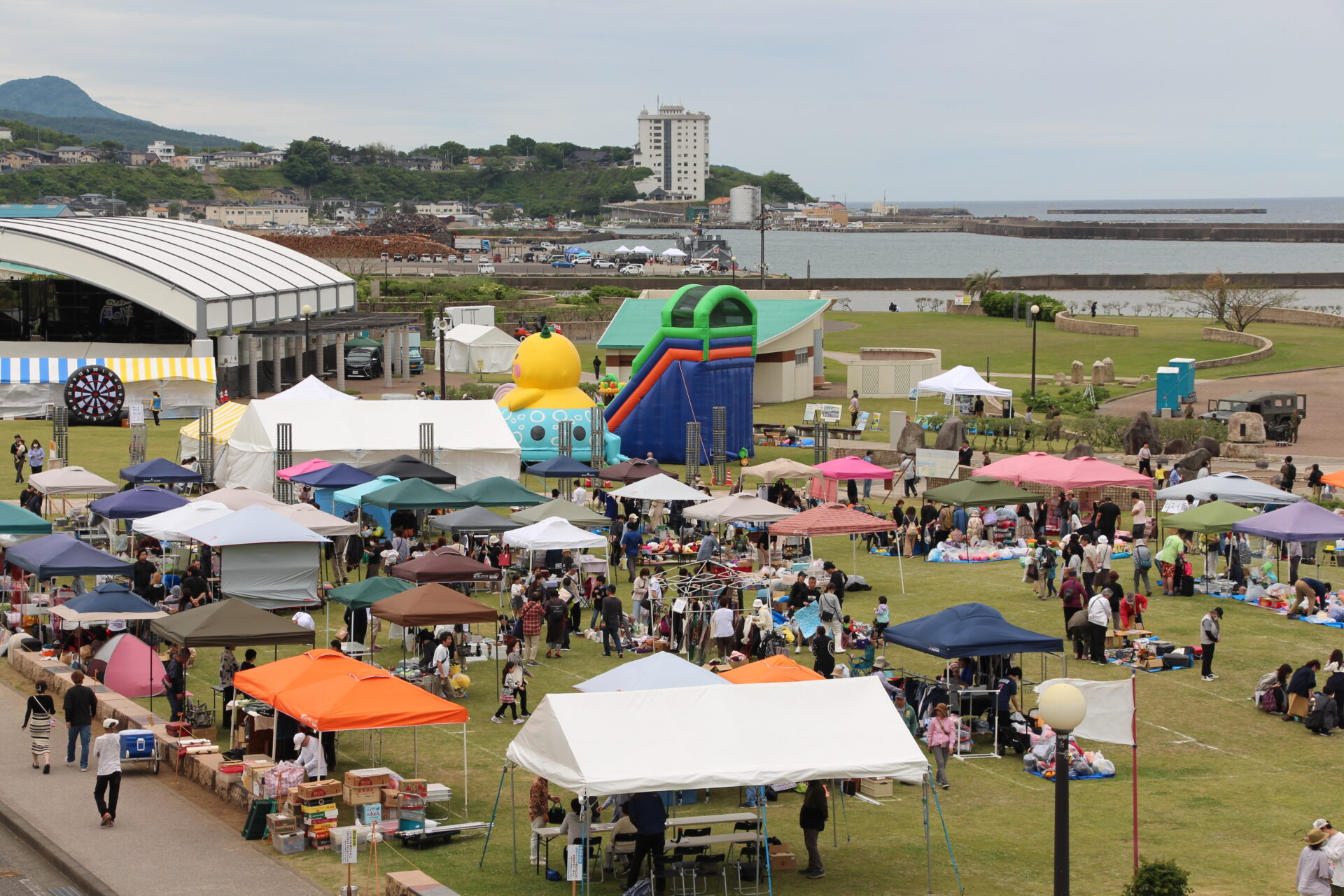 ステージやフリマなどイベント多彩「風の陣」 みなとまち海浜公園で1日