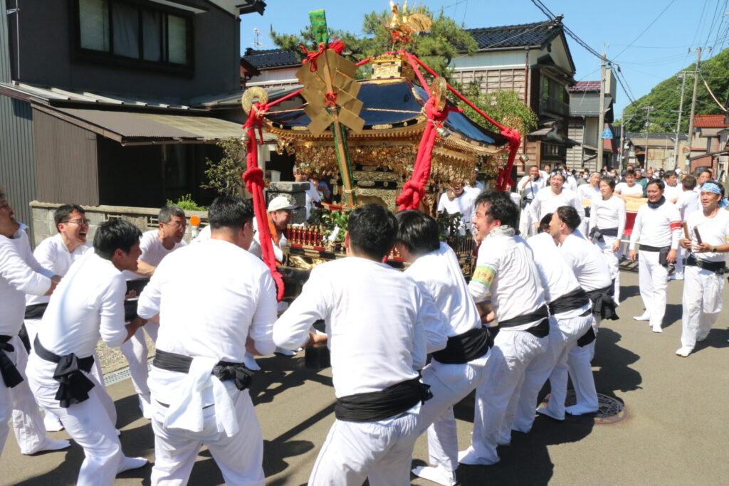 初夏の訪れ 年中行事「出雲崎大祭」が妻入りの街並みで。神輿威勢良く「あおり」で町に活気 | 柏崎日報社
