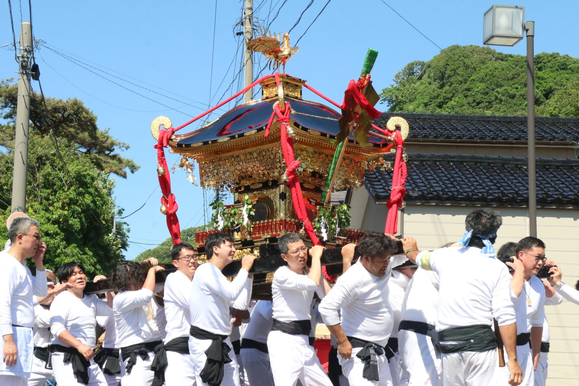初夏の訪れ 年中行事「出雲崎大祭」が妻入りの街並みで。神輿威勢良く「あおり」で町に活気 | 柏崎日報社