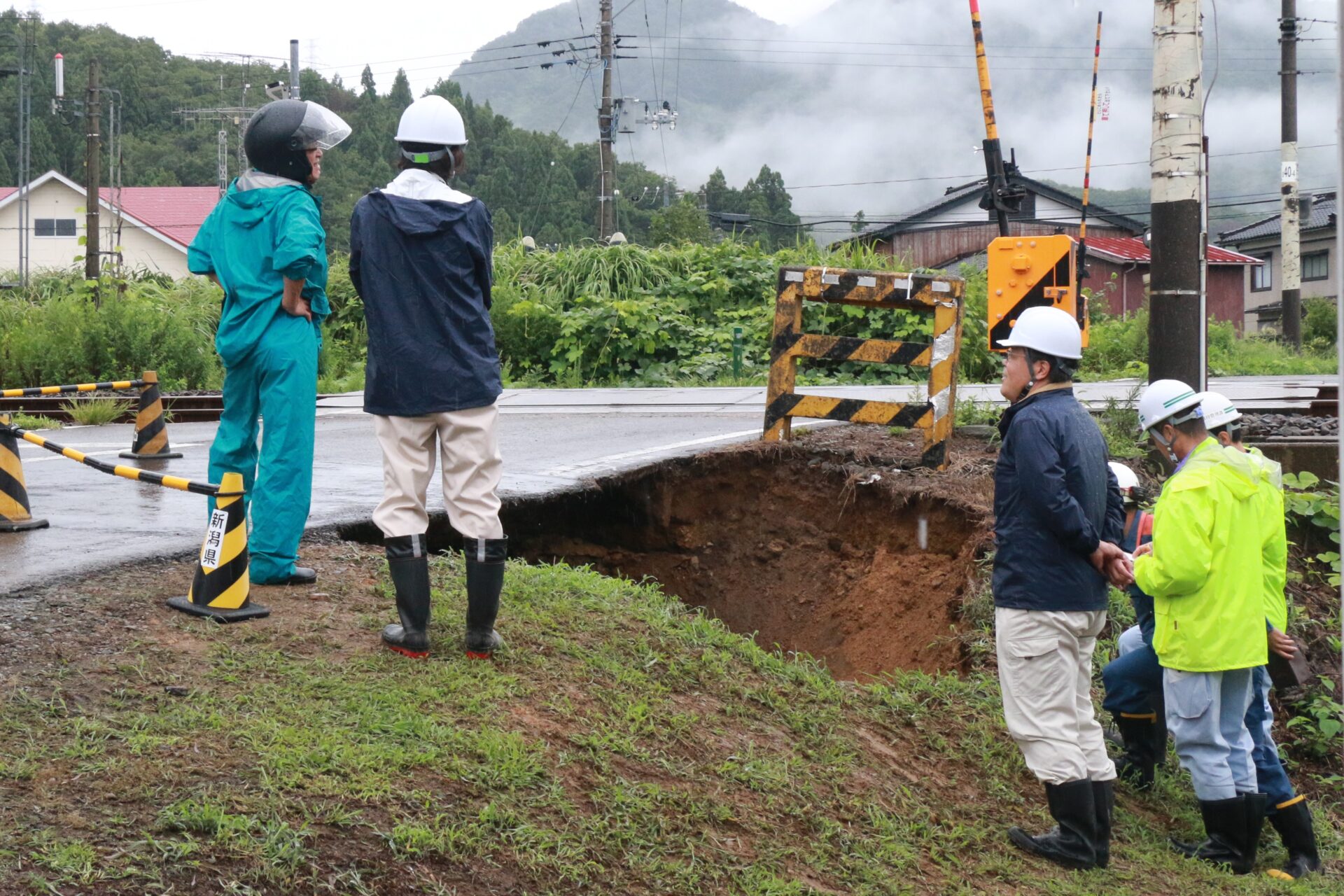 柏崎市北条の県道が陥没 全面通行止めに 復旧見通しは未定 | 柏崎日報社