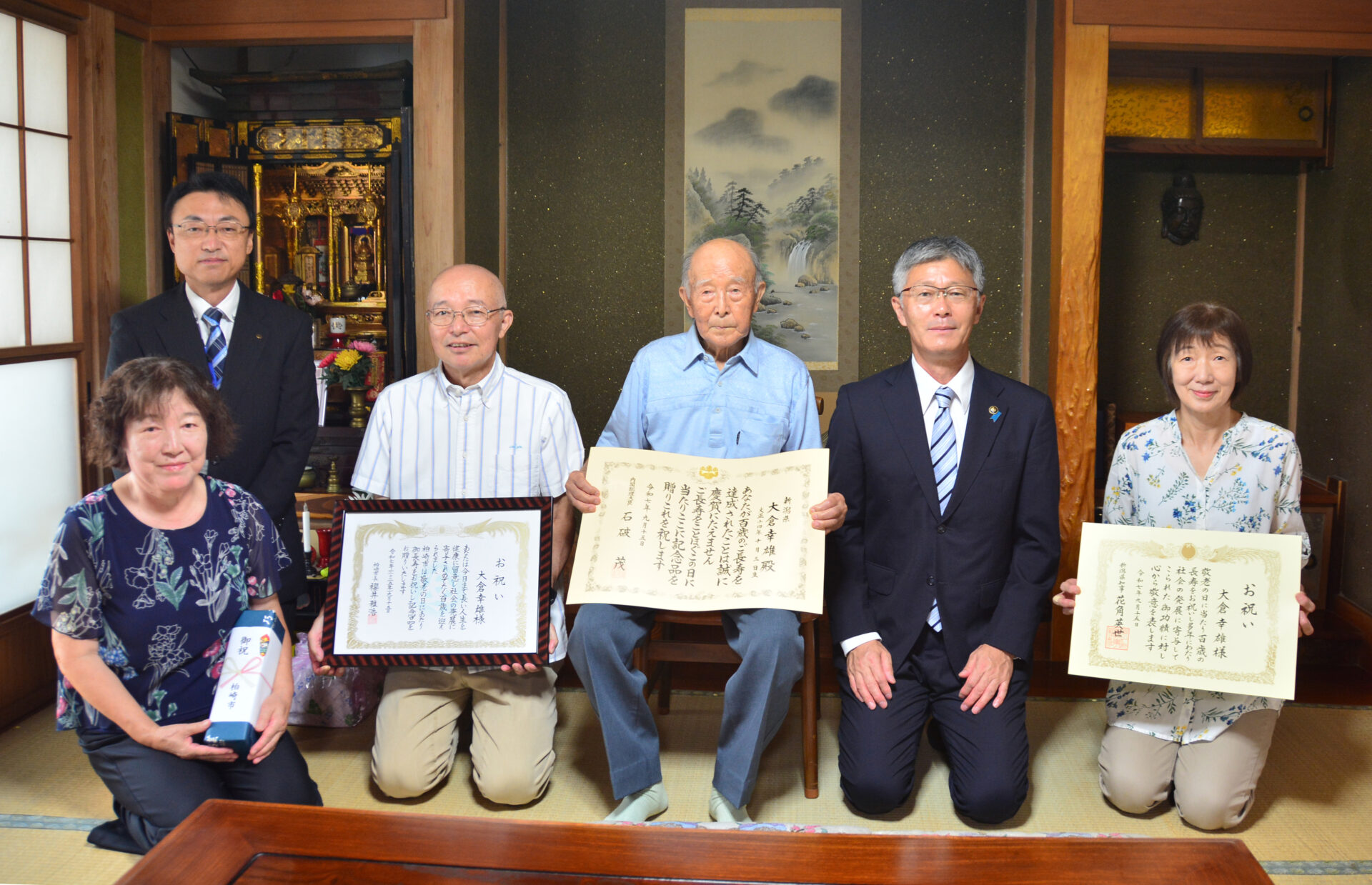 敬老の日 柏崎市では桜井市長らが長寿祝い、新100歳宅を訪問 | 柏崎日報社