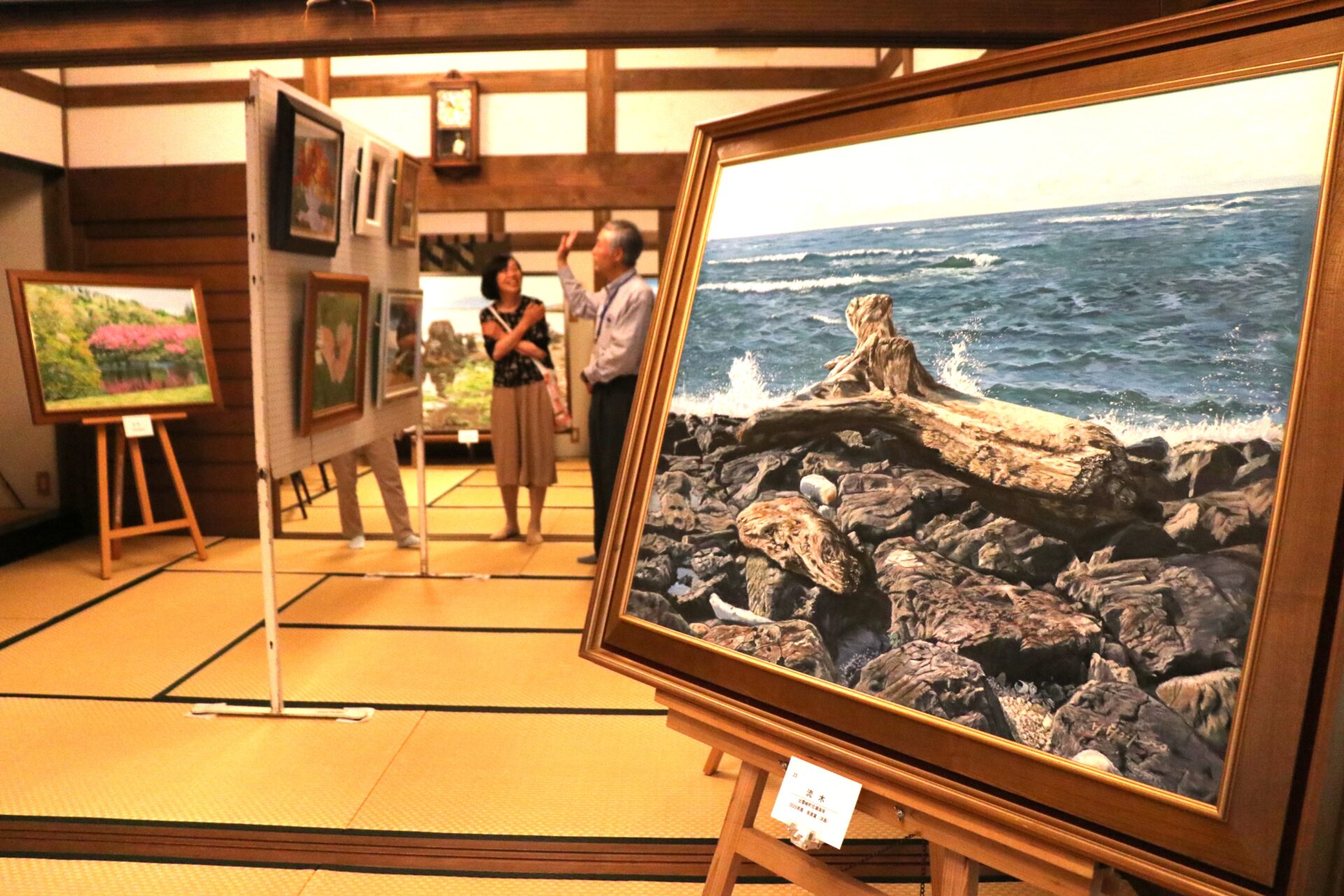 2025年県展賞の星野英雄さんら 出雲崎町の北国街道妻入り会館で「絵画2