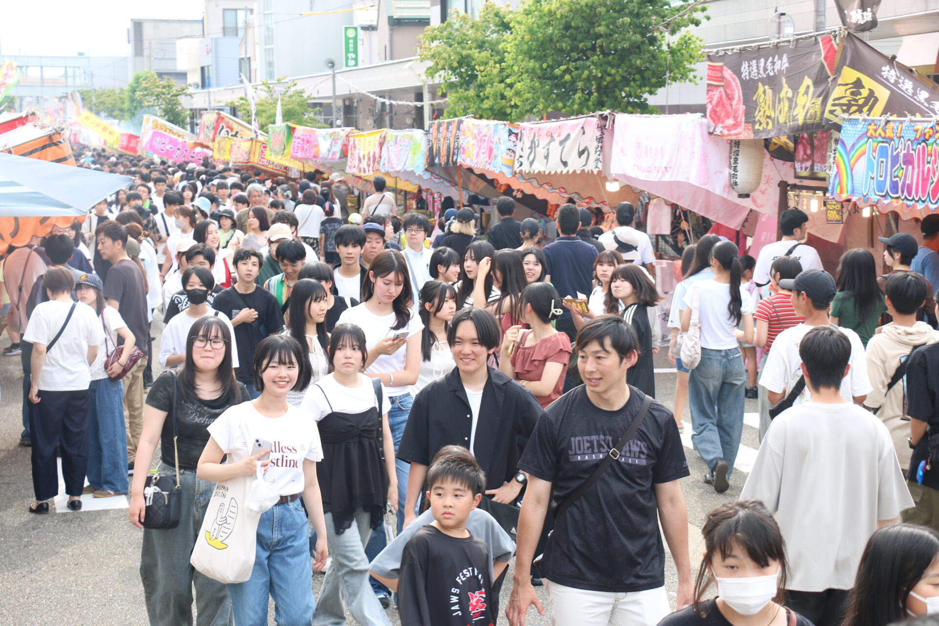 初夏の陽気と日曜日重なり、えんま市初日の人出は15万6千人 柏崎市